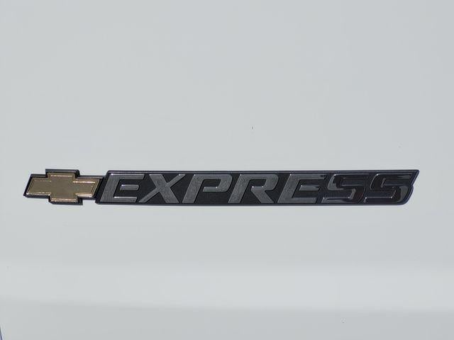 2025 Chevrolet Express Passenger 1LT