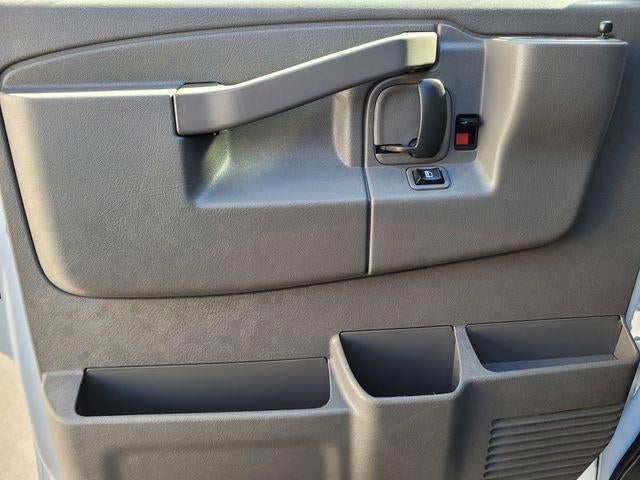 2025 Chevrolet Express Passenger 1LT