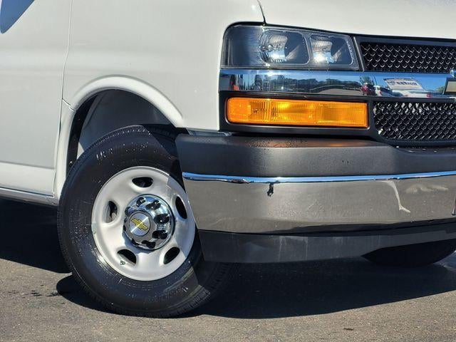 2025 Chevrolet Express Passenger 1LT