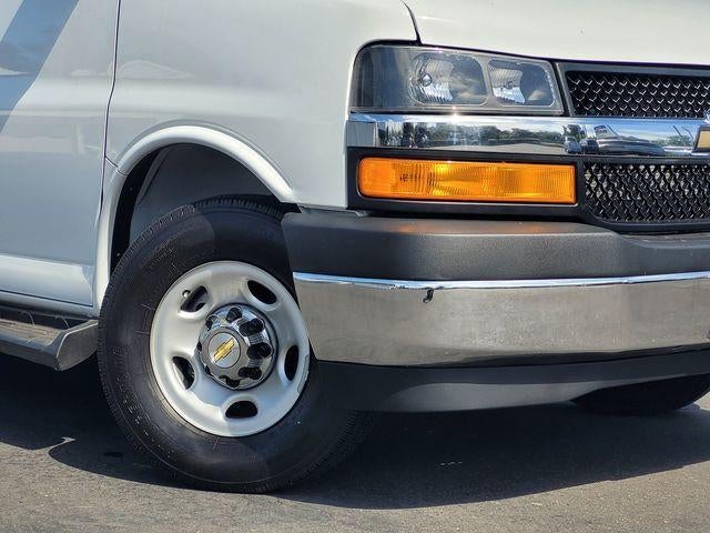 2025 Chevrolet Express Passenger 1LT