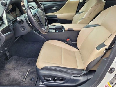 2019 Lexus ES 300h 