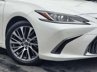 2019 Lexus ES 300h 